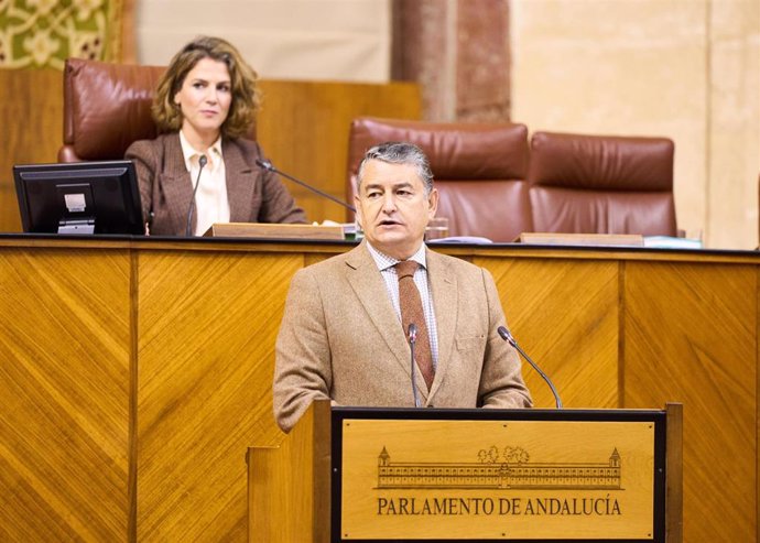 El consejero de la Presidencia, Interior, Diálogo Social y Simplificación Administrativa, Antonio Sanz, en el Pleno del Parlamento andaluz durante el debate de la Carta de Servicio Público de la RTVA para el sexenio 2024-2029.