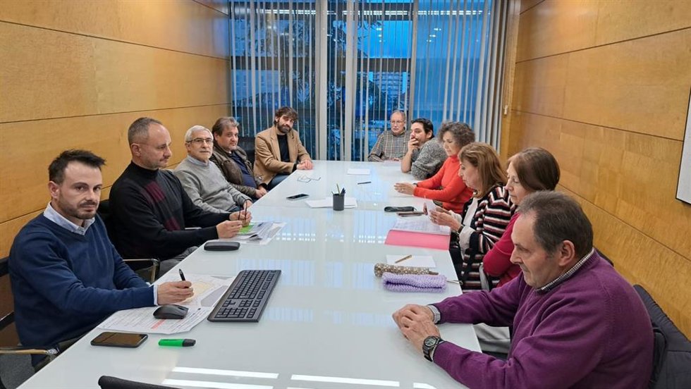 Reunión entre miembros del Gobierno asturiano y representantes de la plataforma 'La Malatería no se tira'.