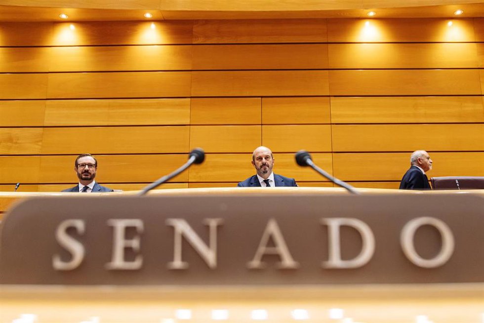 El portavoz del PP en el Senado, Javier Maroto (1i), y el presidente del Senado, Pedro Rollán (c), durante una sesión plenaria, en el Senado, a 14 de noviembre de 2023, en Madrid (España).