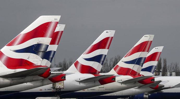 Archivo - 17 March 2020, England, Heathrow: British Airways planes stand at Heathrow Airport as Britons have been advised against non-essential travel to anywhere in the world as the coronavirus crisis closed borders around the globe. Photo: Steve Parso