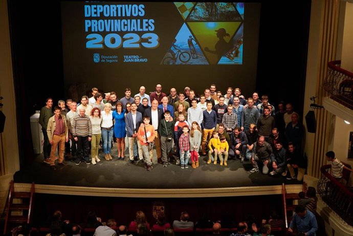 El presidente de la Diputación de Segovia, Miguel Ángel de Vicente, con el grupo de deportistas premiados