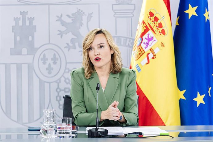 La ministra Portavoz y de Educación, Formación Profesional y Deporte, Pilar Alegría, ofrece una rueda de prensa posterior a la reunión del Consejo de Ministros, en el Palacio de La Moncloa, a 5 de diciembre de 2023, en Madrid (España). 