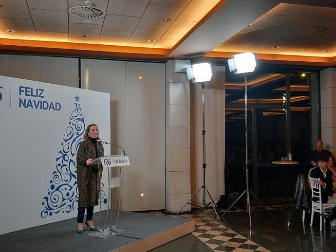 La secretaria general del PP, Cuca Gamarra, se dirige a los asistentes de la cena de Navidad del PP riojano