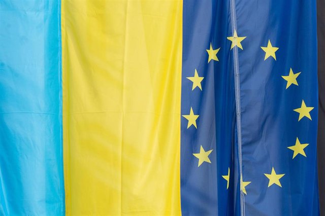 Archivo - Una bandera ucraniana y otra europea (Archivo)