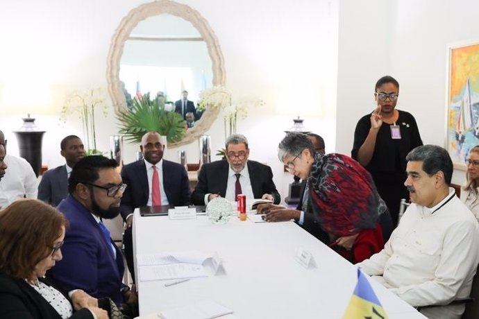 Los presidentes de Guyana y Venezuela, Mohamed Irfaan Ali y Nicolás Maduro, en San Vicente y las Granadinas