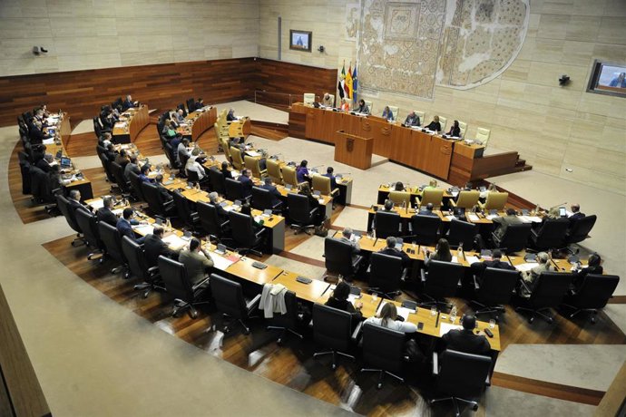 El hemiciclo de la Asamblea de Extremadura durante el Pleno de este jueves, 14 de diciembre.
