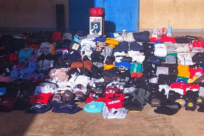 Decomisan 350 prendas y perfumes de imitación en una tienda de Los Dolores, en Cartagena