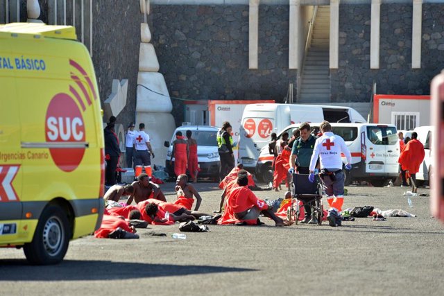 They rescue a boat with 51 migrants near Tenerife and La Gomera File - Several migrants are treated by emergency services, at the La Restinga dock, on November 9, 2023, in El Hierro, Canary Islands (file photo).