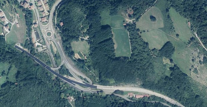 Nueva ortofoto en la que se puede ver la nueva rotonda de entrada a Mugairi y la evolución de las obras en la N-121-A