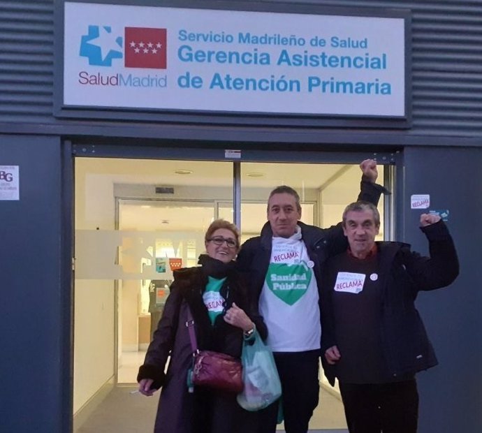 Los vecinos de Carabanchel abandonan el encierro en la Gerencia de Atención Primaria tras tres noches