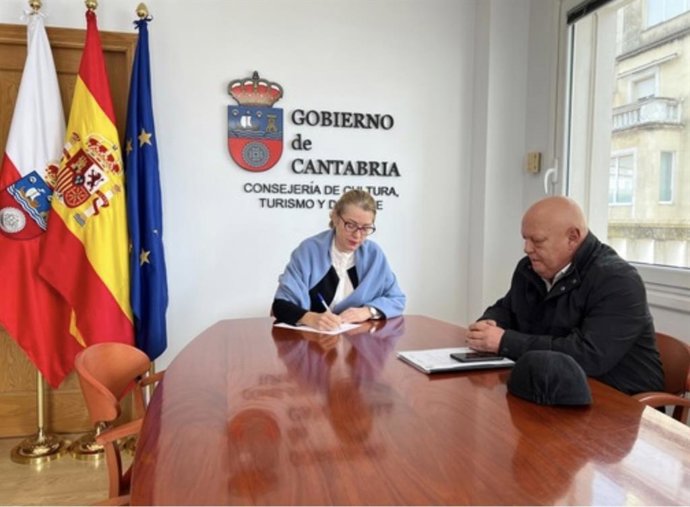 La consejera de Cultura, Turismo y Deporte, Eva Guillermina Fernández, con el alcalde de Camaleño, Óscar Casares