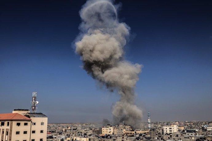 Archivo - Columna de humo tras un bombardeo del Ejército de Israel contra la ciudad de Rafá, en el sur de la Franaj de Gaza (archivo)