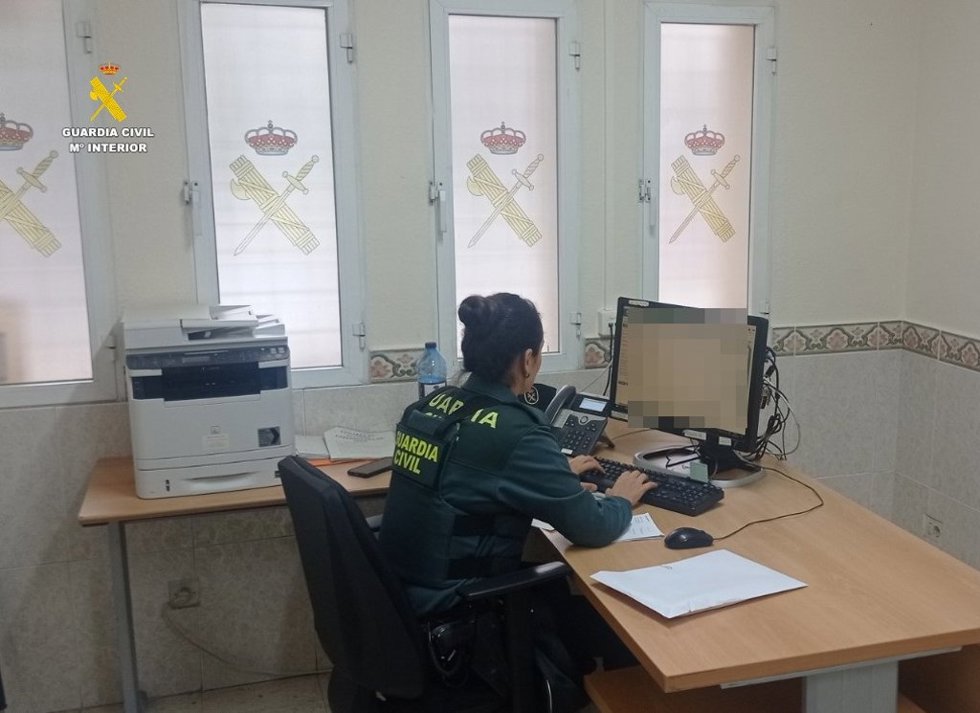 Archivo - Agente de la Guardia Civil en tareas de investigación