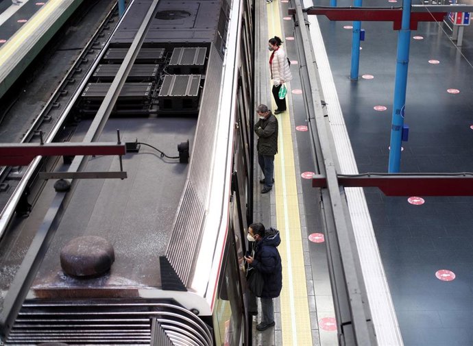 Archivo - Varias personas entran en un tren.