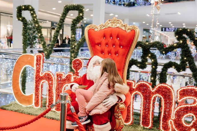 Archivo - Papá Noel recibirá desde hoy a los niños en el centro comercial dentro de su programa navideño.