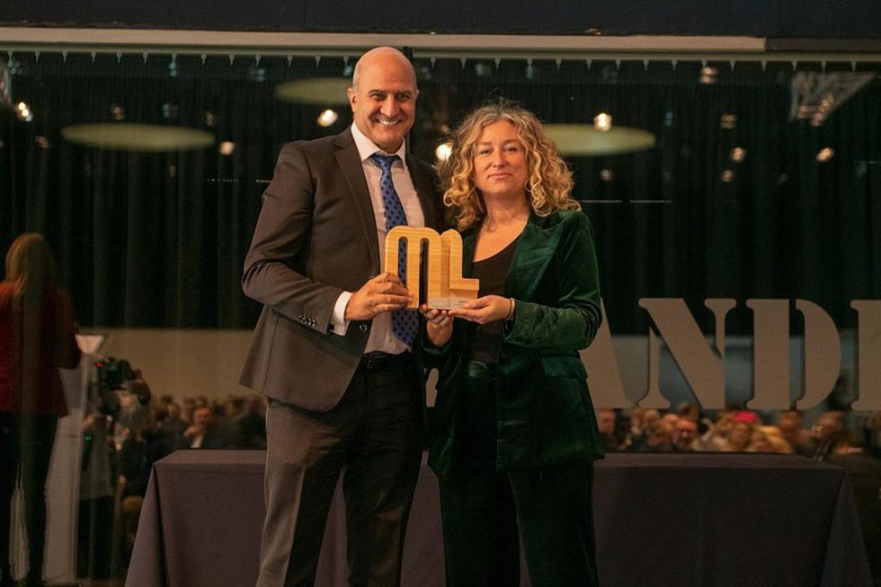 El director de Operaciones de El Pozo Alimentación, Juan Pedro Florido, recibe el premio PronosPorc de manos de la Vicepresidenta de Mercolleida y Regidora de Cultura y Promoción del Ayuntamiento de Lleida, Pilar Bosch