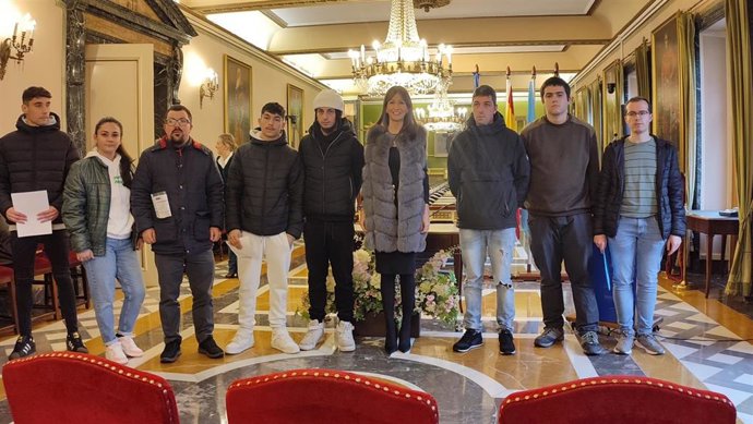 La concejala de Economía del Ayuntamiento de Oviedo, Leticia González, con parte de los jóvenes que se incorporarán al Ayuntamiento a través de Joven Ocúpate y contratos en prácticas
