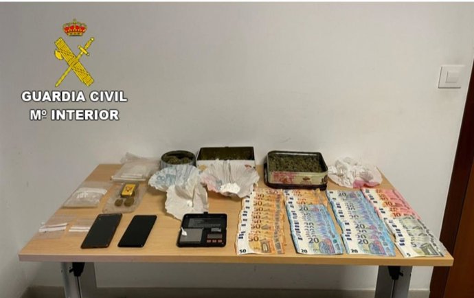 Efectos intervenidos a un vecino de Soutomaior (Pontevedra), detenido el 13 de diciembre de 2023 por tráfico de drogas.