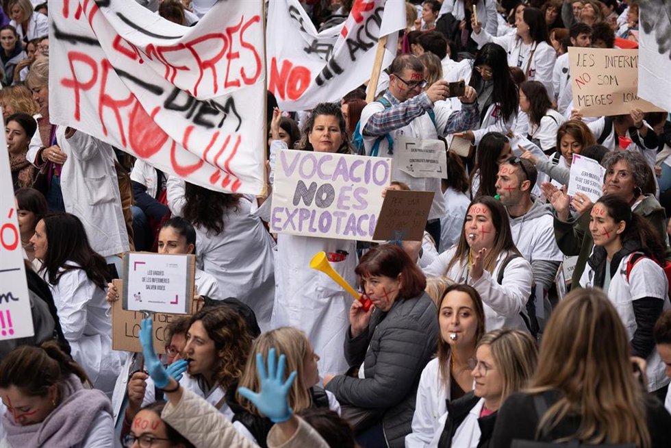 Enfermeras bajando Via Laietana durante una manifestación contra el III Acuerdo del Institut Catal de la Salut (ICS) 
