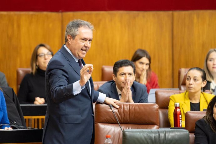 El secretario general del PSOE de Andalucía, Juan Espadas, durante su intervención en la sesión de control al Gobierno en la segunda jornada del Pleno del Parlamento andaluz, a 14 de diciembre 2023, en Sevilla (Andalucía, España). 