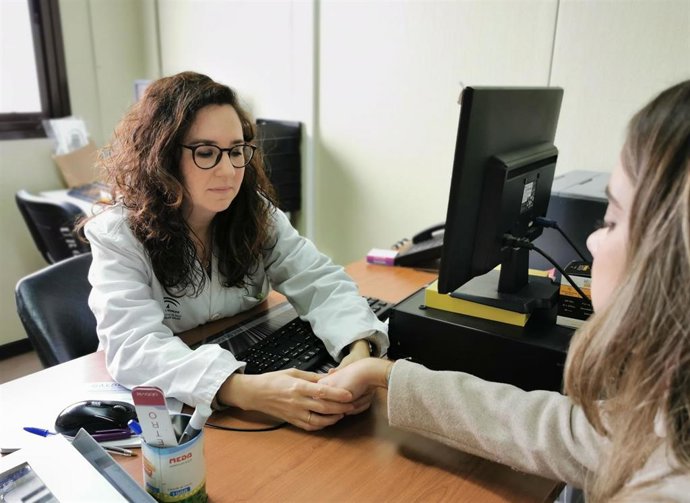 Dermatóloga del Virgen del Rocío de Sevilla.