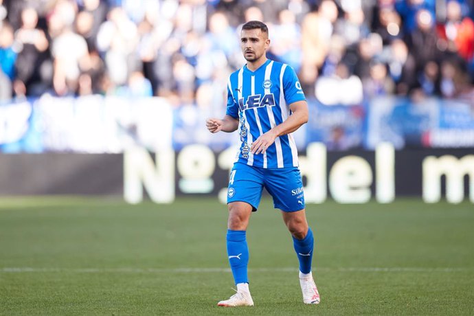 Archivo - Aleksandar Sedlar of Deportivo Alaves looks on during the LaLiga EA Sports match between Deportivo Alaves and UD Almeria at Mendizorroza Stadium on November 5, 2023, in Vitoria, Spain.