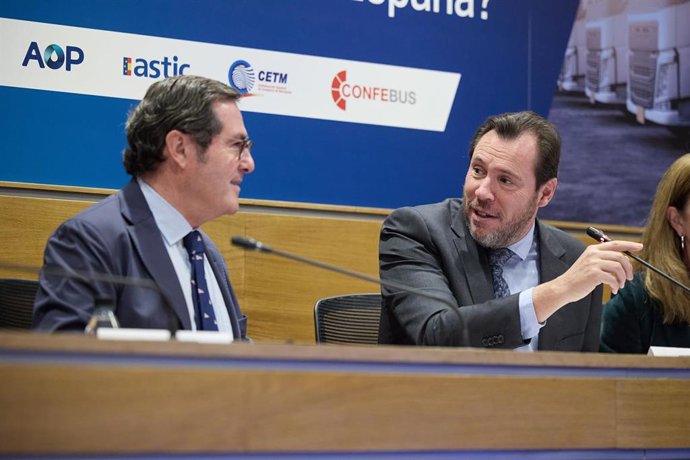 El presidente de la CEOE, Antonio Garamendi (i), y el ministro de Transportes y Movilidad Sostenible, Óscar Puente (d), durante la inauguración de la jornada sobre la Descarbonización del transporte pesado, ¿oportunidad o riesgo para la competitividad 