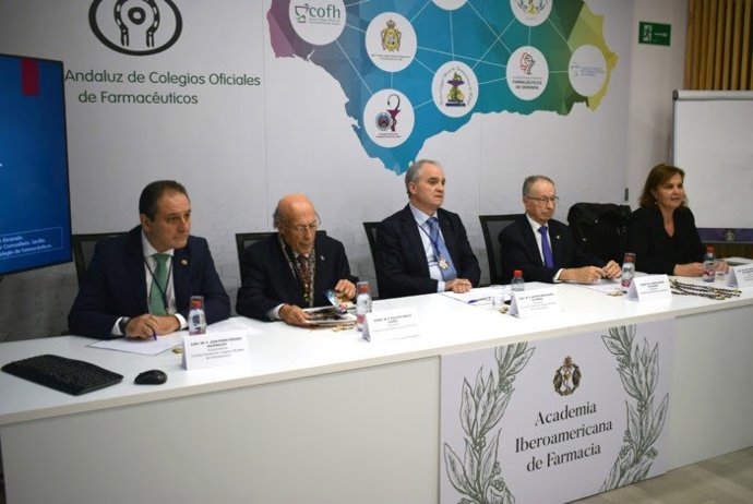 La sede del Consejo Andaluz de Colegios Oficiales de Farmacéuticos (Cacof) ha acogido el acto de clausura del curso académico de la Academia Iberoamericana de Farmacia 2022-2023.