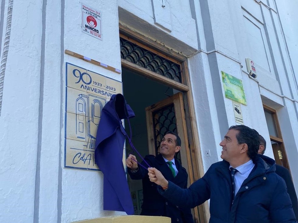 Descubrimiento de la placa conmemorativa del 90 aniversario del colegio.
