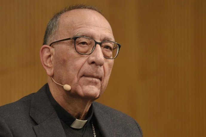 El presidente de la Conferencia Episcopal Española, Juan José Omella, durante la presentación de la misa criolla benéfica 'Unidos por la paz, en CaixaForum Macaya, a 11 de diciembre de 2023, en Barcelona, Catalunya (España). 