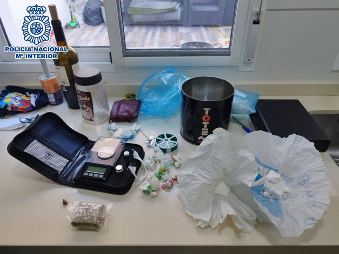 Un operativo de la Policía Nacional desmantela un punto de venta de droga que funcionaba como una empresa de reparto