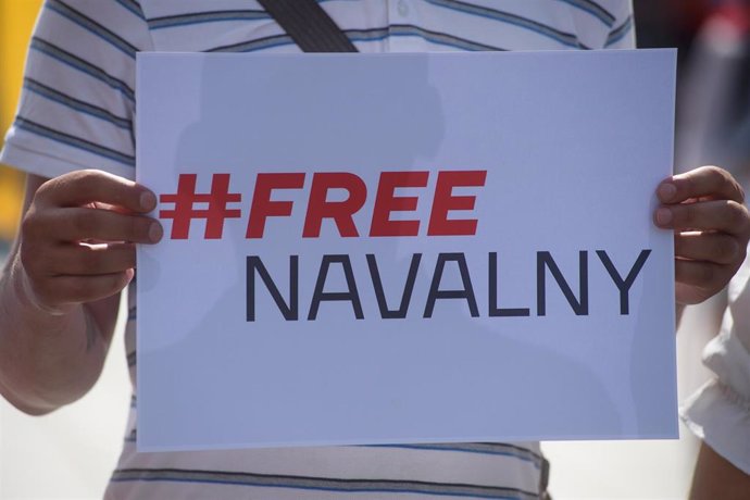 Archivo - Pancarta de apoyo a Alexei Navalni durante una concentración en Vilna