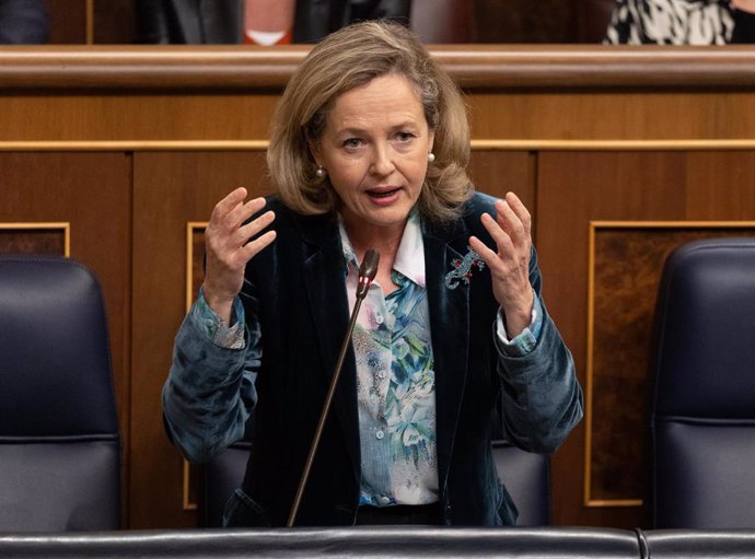 La vicepresidenta primera y ministra de Economía, Nadia Calviño, interviene durante una sesión de control al Gobierno, en el Congreso de los Diputados, a 13 de diciembre de 2023, en Madrid (España). El Congreso celebra su primera sesión de control al Go