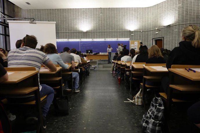 Archivo - Opositores en un examen 