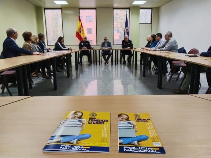 Reunión celebrada en la Comisaría Provincial de Burgos presidida por el subdelegado del Gobierno, Pedro de la Fuente, y el comisario jefe provincial de Policía Nacional, Jesús Nogales
