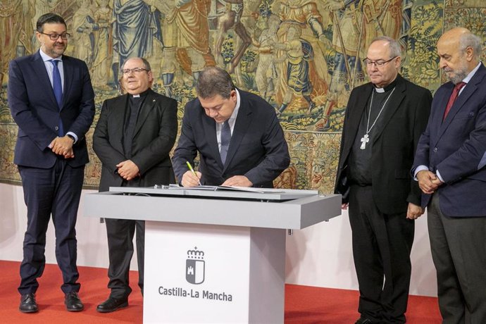 Firma del convenio entre la Junta y el Arzobispado de cara a impulsar la exposición del VIII Centenario de la Catedral de Toledo en 2026.