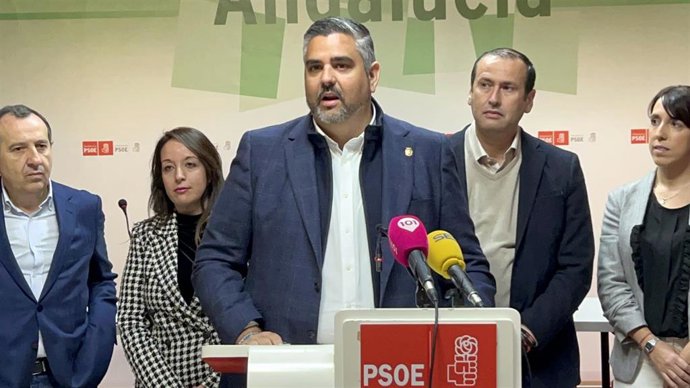 El portavoz del PSOE en la Diputación de Málaga, Josele González, en rueda de prensa.