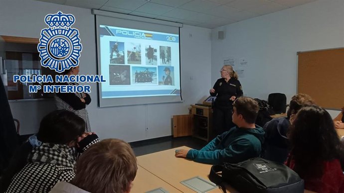 La Policía Nacional participa en el Programa Unidiversidad