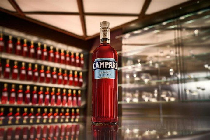 Archivo - Campari announces the redesign of its iconic bottle with an innovative and timeless design, inspired by Milano, the birthplace of the Aperitivo ritual.