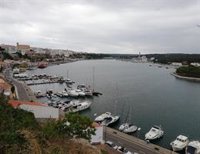 El puerto de Mahón continúa cerrado este viernes a causa del viento y oleaje