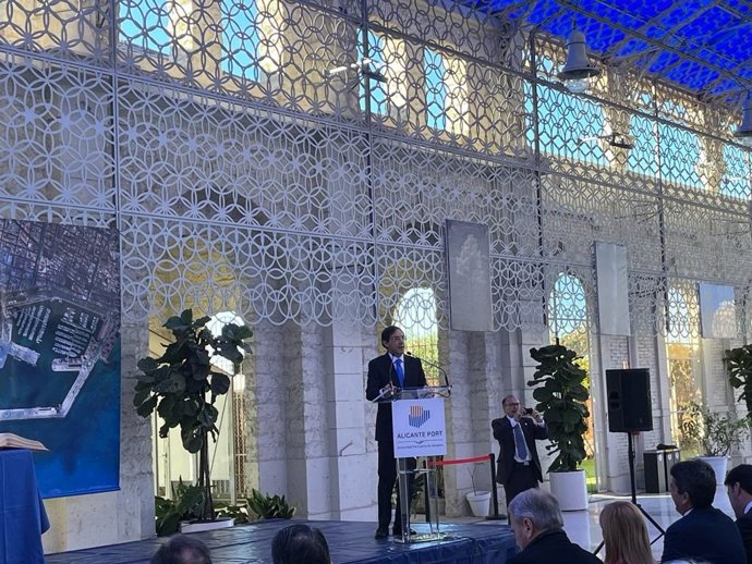 El presidente de la Autoridad Portuaria de Alicante, Luis Rodríguez, en el acto de toma de posesión.