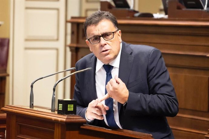 Archivo - El consejero de Política Territorial del Gobierno de Canarias, Manuel Miranda, en el Pleno del Parlamento