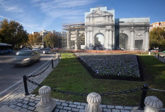 Vista de la Puerta de Alcalá el día en el que se inicia la retirada de la lona, a 20 de noviembre de 2023