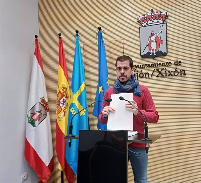 El portavoz de IU - Más País - IAS en el Ayuntamiento de Gijón, Javier Suárez Llana, en rueda de prensa en el Consistorio gijonés.