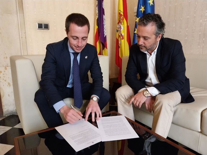 El presidente del Consell de Mallorca, Lloren Galmés, y el conseller insular de Territorio, Movilidad e Infraestructuras, Fernando Rubio, firman la carta enviada al ministro de Interior, Fernando Grande-Marlaska.