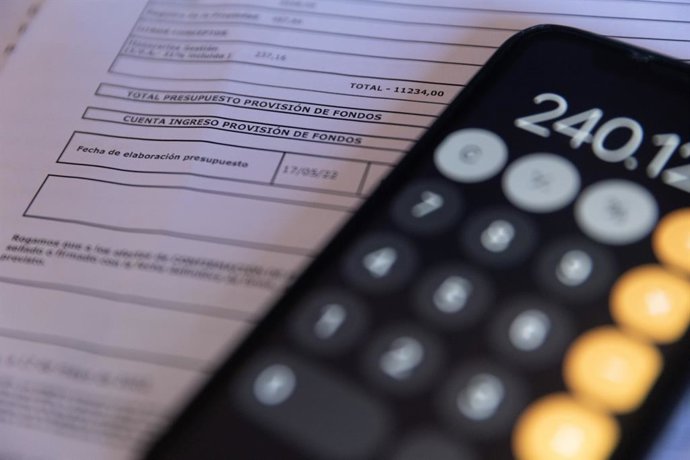 Archivo - Una calculadora y una escritura de compraventa de una hipoteca, a 2 de junio de 2022, en Madrid (España). 