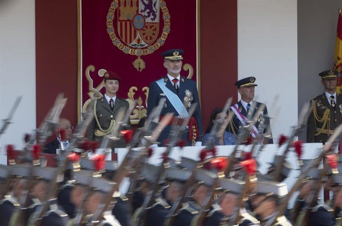 Archivo - La Princesa Leonor y el Rey Felipe VI en la tribuna durante el desfile del 12 de octubre 'Día de la Fiesta Nacional', en la plaza de Cánovas del Castillo, a 12 de octubre de 2023, en Madrid (España). 