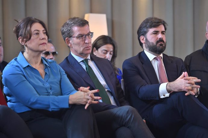 El presidente del Partido Popular, Alberto Núñez Feijóo (c), mantiene un encuentro con el Consejo Asesor de la Fundación Reformismo 21, en el Hotel Eurostars Madrid Tower, a 15 de diciembre de 2023, en Madrid (España). Durante el encuentro, se ha llevado 