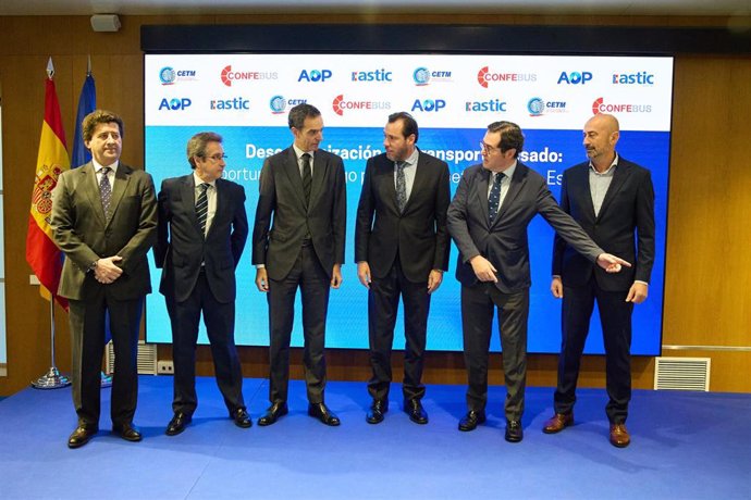 El presidente de la CEOE, Antonio Garamendi (2d), y el ministro de Transportes y Movilidad Sostenible, Óscar Puente (3d), posan a su llegada a la inauguración de la jornada sobre la Descarbonización del transporte pesado'