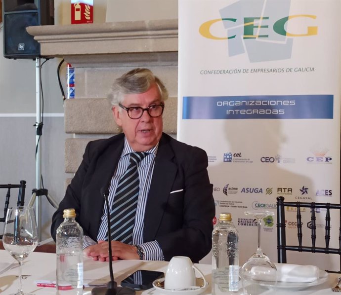 El presidente de la Confederación de Empresarios de Galicia (CEG), Juan Vieites, en rueda de prensa